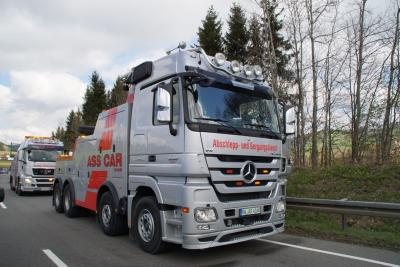 Talheim: Toedlicher Verkehsunfall auf der B523 - Zwei LKW und ein PKW